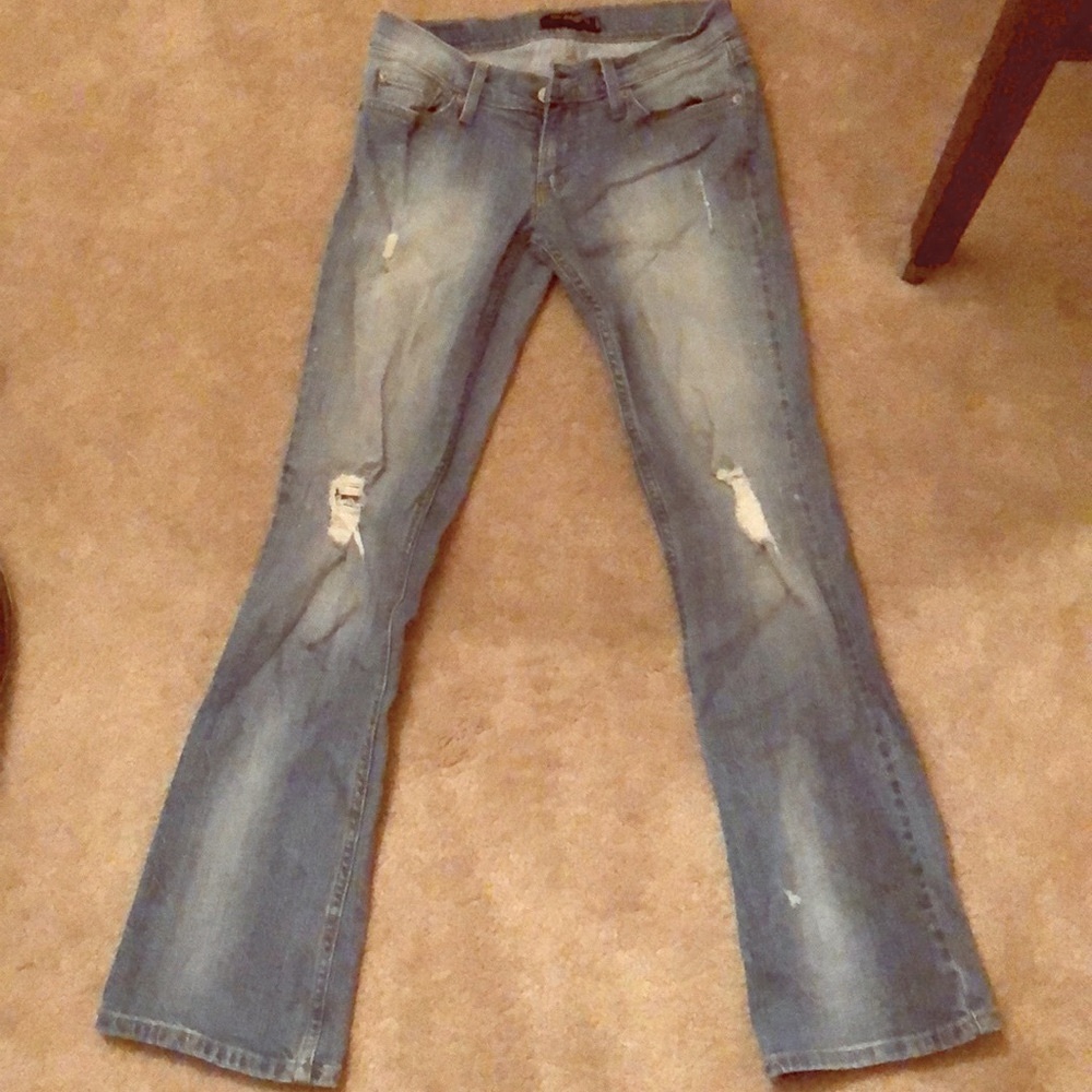 Vintage 2000s Low rise boot leg Levi’s. Like brand new.